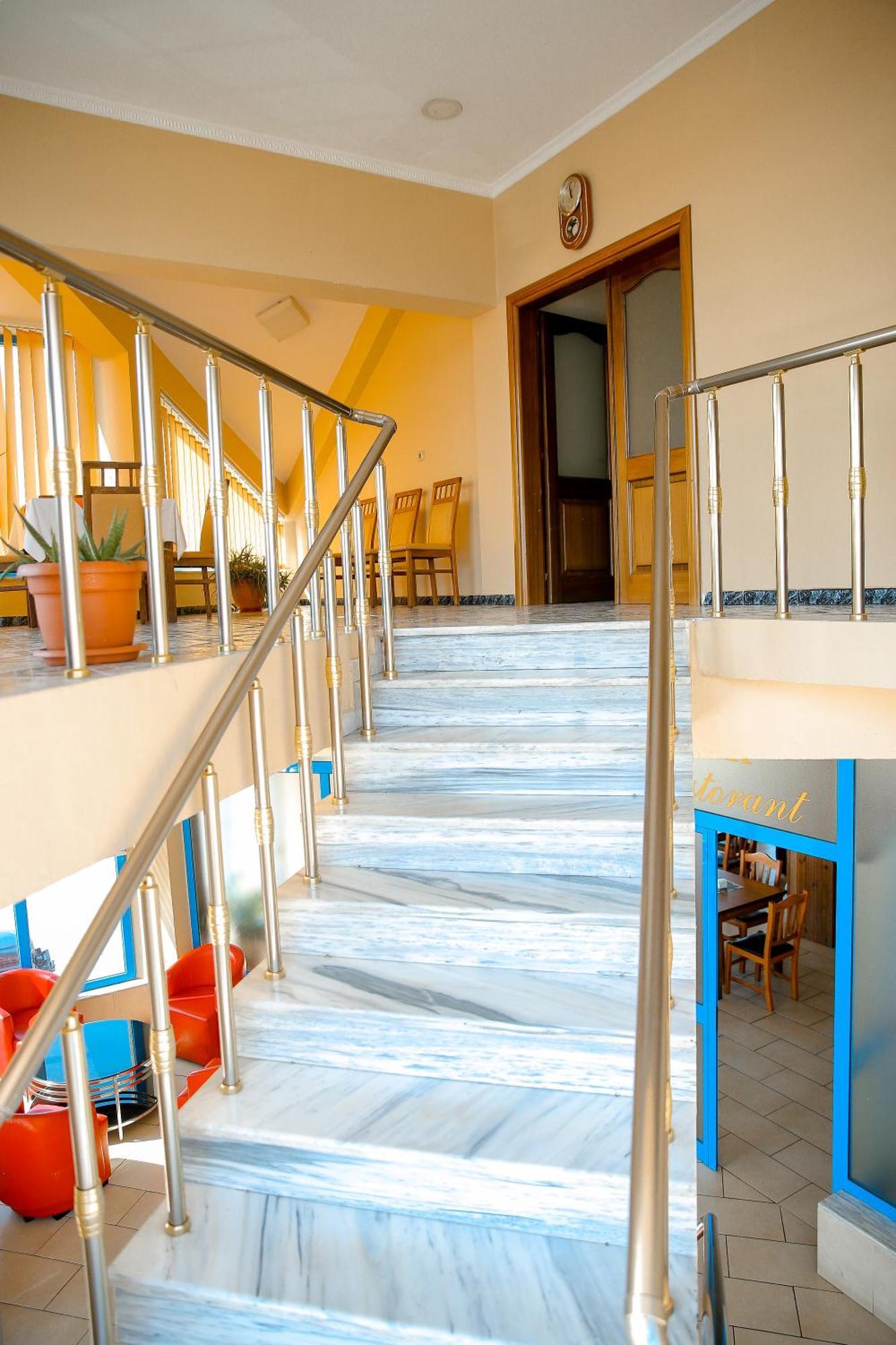 Bahçallëk Hotel Ambasador מראה חיצוני תמונה