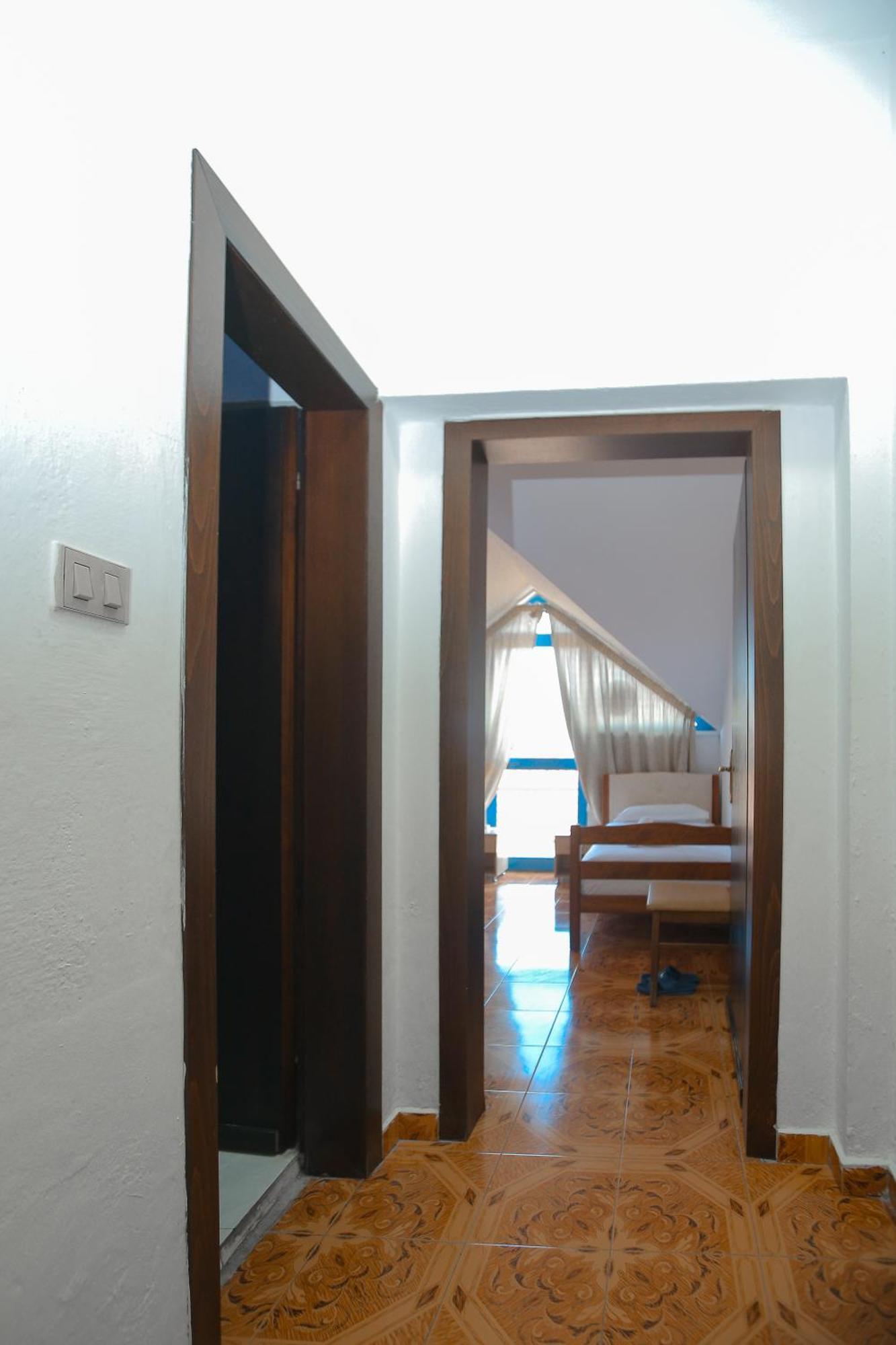 Bahçallëk Hotel Ambasador מראה חיצוני תמונה