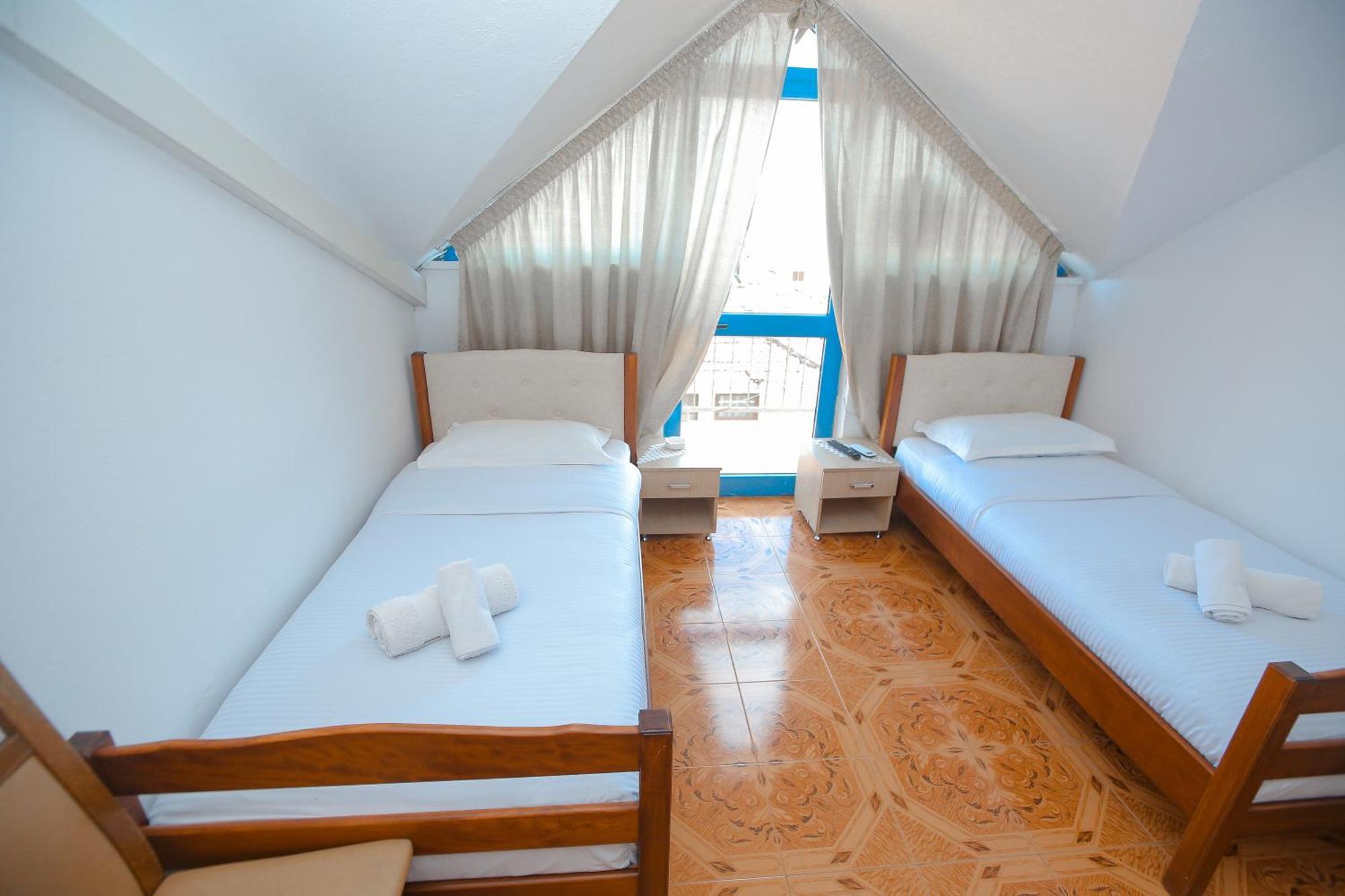 Bahçallëk Hotel Ambasador מראה חיצוני תמונה