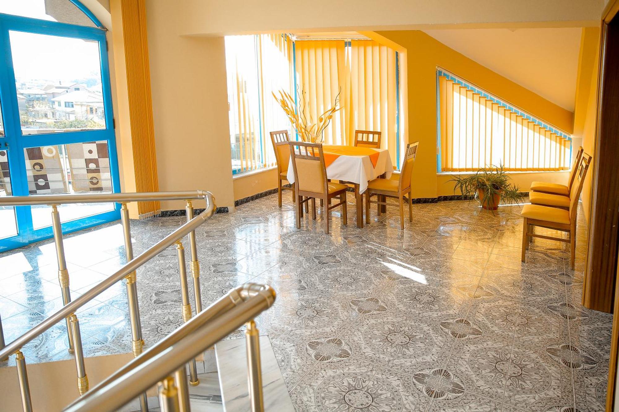 Bahçallëk Hotel Ambasador מראה חיצוני תמונה